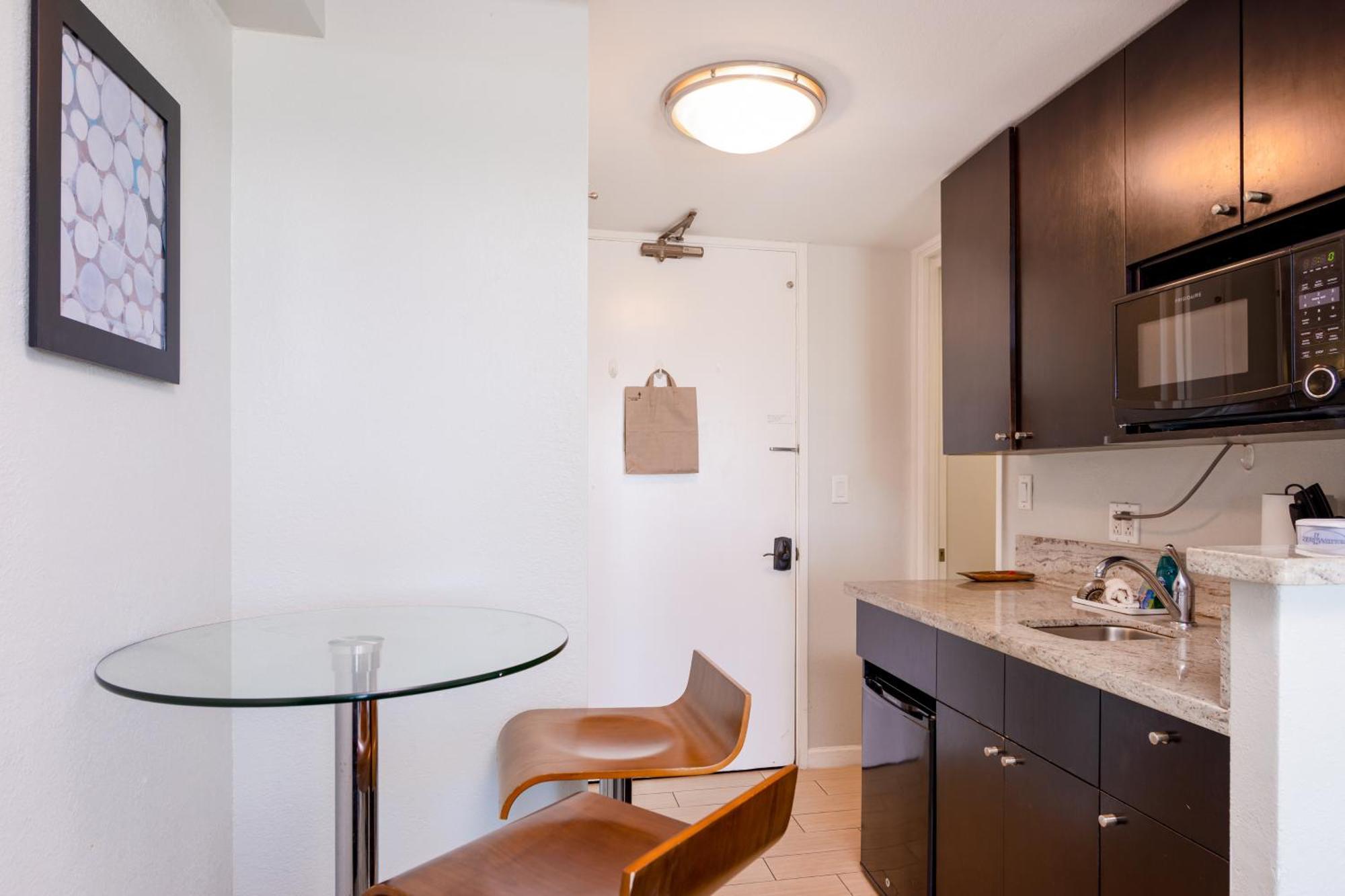 Island Colony Suites Гонолулу Номер фото